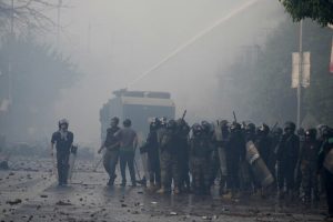 Massa Pendukung Pukul Mundur, Polisi Gagal Tangkap Imran Khan