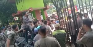 Tuntut Plt Wali Kota Mundur, Aksi Mahasiswa Robohkan Pagar Pemkot Bekasi