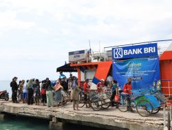 Gunakan Teras Kapal di Momen Ramadan, BRI Layani Penukaran Uang di Kepulauan Seribu