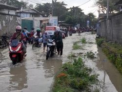 Kali Bekasi Meluap ke Jalan Raya Pisangan Tambun Utara, Begini Kondisinya Pagi Ini