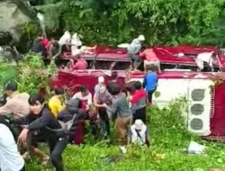 Polisi Selidiki Anak Kecil Main Handrem Diduga Penyebab Bus Pariwisata Terperosok di Guci Tegal