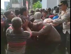 Massa Mahasiswa Geruduk KPU Kota Bekasi, Ada Aksi Ini
