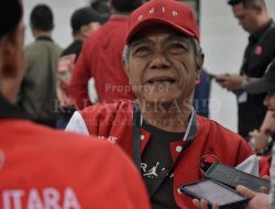 Panggung Pertama Bambang Berbaju Partai   