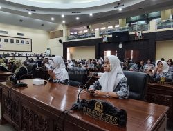 Ratusan Pelajar Duduki Ruang Paripurna DPRD