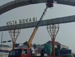 Gawat, Panel Gapura Selamat Datang Kota Bekasi di Bekasi Timur Copot