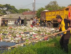 TNI-Polri Bersama Warga Bersihkan Kali Ulu