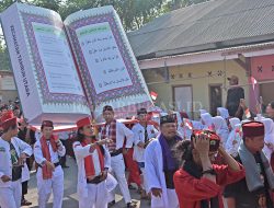 Replika Al-Qur’an Raksasa Meriahkan Pawai Taaruf MTQ ke-55