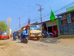 Jalan Raya Babelan Rusak Parah, Warga Keluhkan Polusi hingga Rumah Retak