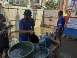 2 Pekan Air PDAM Tirta Bhagasasi Mati, Warga Pantaimakmur Tarumajaya Mengais-Ngais Air dari Pipa PAM yang Bocor