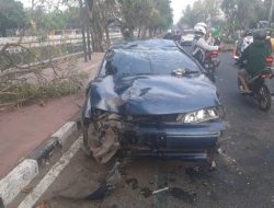 Hindari Motor, Mobil Tabrak Trotoar dan Tiang PJU di Jalan Chairil Anwar Bekasi Timur, Begini Kondisi Sopir dan Mobilnya