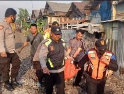 Pria Paruh Baya Tertabrak Kereta di Cikarang, Tubuh Korban Luka Parah   