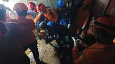 Tim SAR Gabungan Evakuasi Warga Lansia Tercebur Sumur di Setu Bekasi   