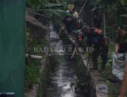 Kompak Bersihkan Selokan