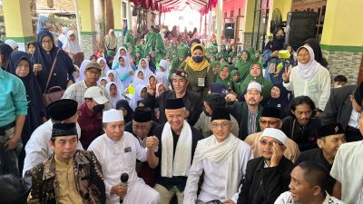 Senangnya Kyai dan Bu Nyai Bekasi, Ganjar Komitmen Lanjutkan Insentif Guru Ngaji