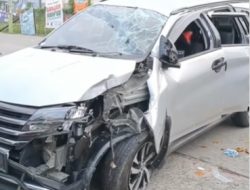 Sopir Ngantuk, Mobil Tabrak Tiang Listrik dan Pohon di Marakash Bekasi