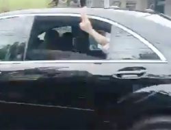 Bawaslu Didesak Periksa Presiden Jokowi dan Iriana Acungkan Dua Jari dari Mobil Kepresidenan
