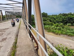 Kerusakan Jembatan Cipamingkis Kian Parah