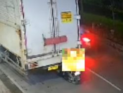 Pemotor Tabrak Truk Terparkir di Cikarang karena Melamun Bakal Kena PHK