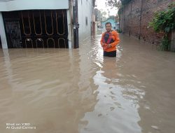 Terdampak Luapan Kali Bekasi, Tiga Anggota Keluarga di Pangkalan 1 Bantargebang Dievakuasi