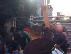 Demi Tukar Uang Lebaran, Warga Bekasi Antre Jam 2 Dinihari di Bank