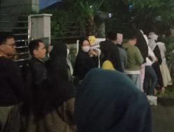 Warga Bekasi Rela Datang ke Bank sejak Waktu Sahur demi Tukar Uang Baru