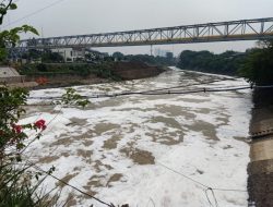 Busa Putih Diduga Limbah Kembali Penuhi Kali Bekasi