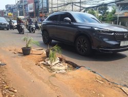 Lubang Jalan KH Noer Ali Tunggu Korban