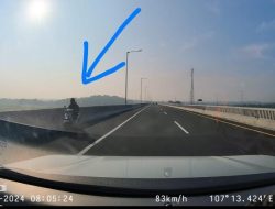 Pengendara Sepeda Motor Nekat Melintasi Jalan Layang MBZ   