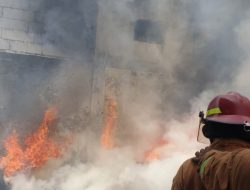 Bakar Sampah, Satu Unit Ruko Ban dan Velg di Medansatria Bekasi Hangus Terbakar