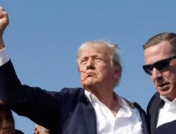 Detik-Detik Peluru Nyasar Serempet Telinga Donald Trump Saat Kampanye di Pennsylvania
