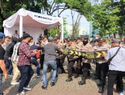 Polisi “Bentrok” Massa di Alun-Alun M Hasibuan Kota Bekasi