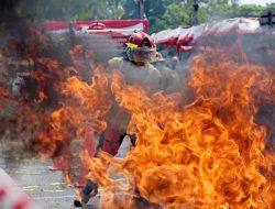 Petugas Damkar Perusahaan Uji Keterampilan di Cikarang