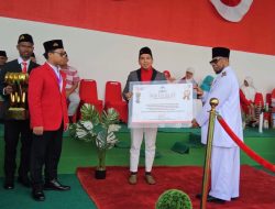 Rektor Tazkia Ardhariksa Zukhruf Raih Trophy AFKN Award 2024 sebagai Tokoh Muda Berpengaruh