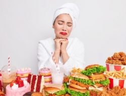 4 Tips Menghilangkan Makan Berlebihan Saat Stress Eating