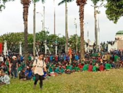 Massa Mahasiswa Aksi Pengawal Putusan MK Jebol Pagar Utama Gedung DPR RI