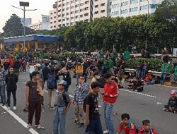 Polisi Lepaskan Gas Air Mata, Massa Aksi Duduki Tol Dalam Kota