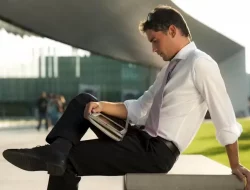 Pria Wajib Tau! Terlalu Sering Menyilangkan Kaki Bisa Turunkan Kualitas Sperma