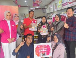 VIVA Apotek Wujudkan Impian Umrah Dua Pelanggan