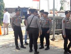 Polisi Berjaga Jelang Kedatangan Holik-Faizal di Kantor KPU Kabupaten Bekasi   