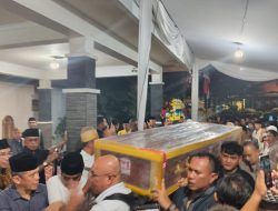 Isak Tangis Keluarga dan Sahabat Sambut Kedatangan Jenazah Yan Rasyad