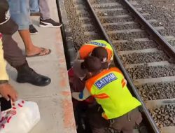 Terburu-buru Berujung Terperosok di Celah Peron