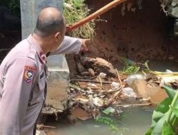 Jembatan Legok Jati Asih Longsor, Babinkamtibmas Minta Warga Berhati-hati Saat Melintas