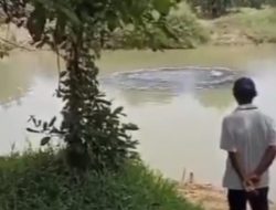 Dinas Lingkungan Hidup Cek Pusaran Air Hitam di Sungai Citarum   
