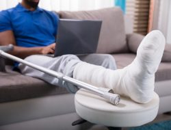 Optimalkan Pemulihan Pasien Patah Tulang, Mahasiswa UGM Ciptakan Sendal Berteknologi Loadcell-Accelerometer