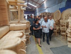 Ilham Habibie: “Jangan Ekspor Bahan Mentah, Utamakan Ekspor Produk Olahan” dalam Kunjungan ke Sentra Pengrajin Rotan di Cirebon   