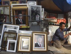 Penjual Pigura Meraup Berkah Peralihan Kekuasaan