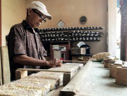 Kisah Sanip 35 Tahun Usaha Tempe: Pernah Berhenti Jualan karena Kesulitan Pasokan Kedelai
