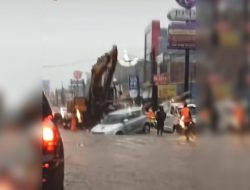 Suzuki Swift Terperosok di Lubang Jalan Jatiwaringin