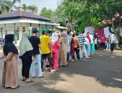 Warga Antusias Gunakan Hak Pilih di TPS Calon Bupati Bekasi Ade Kuswara Kunang