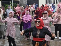 Peringatan Hari Ibu di Perumahan Duta Kranji: Kebaya dan Tawa Warnai Senam Pagi